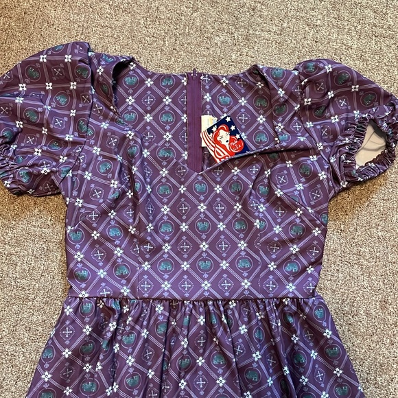 PUG Lucrezia Day in Crown print crepe dress - Picture 2 of 4